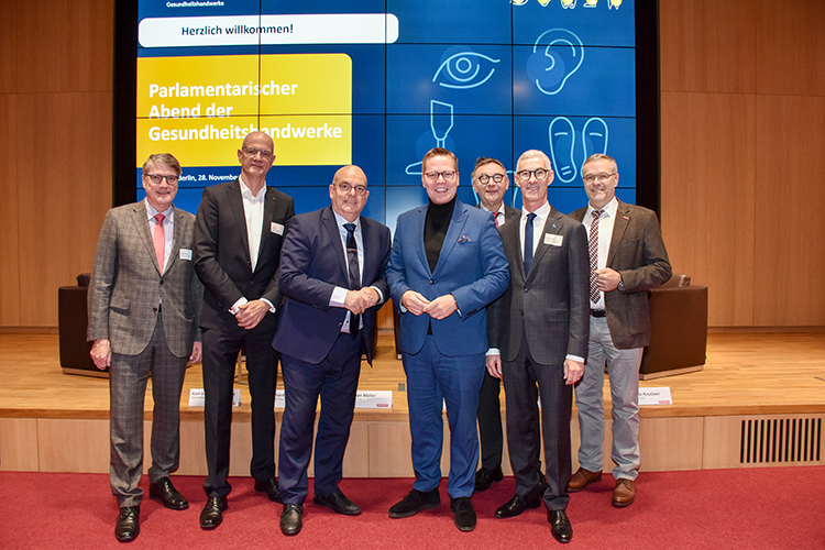 v.l. VDZI-Präsident Dominik Kruchen, BIV-OT-Präsident Alf Reuter, MdB Prof. Dr. Edgar Franke, Parlamentarischer Staatssekretär im Bundesgesundheitsministerium, MdB Tino Sorge, ZVA-Präsident Christian Müller, biha-Präsident Eberhard Schmidt und ZDH-Präsident Jörg Dittrich.