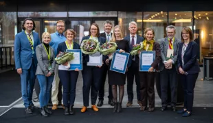 v.l.: Prof. Dr. Meyer-Lückel (Jury/J), Werner (Wrigley), Dr. Rath (J), PD Dr. Holtfreter (Preis/P), Dr. Hillebrecht (SP), Prof. Dr. Klimek (J), Dr. Aurin (SP), Prof. Dr. Haak (J), Dipl. oec. troph. Hahne (P), Prof. Dr. Geurtsen (J), Prof. Dr. Wiegand (J)