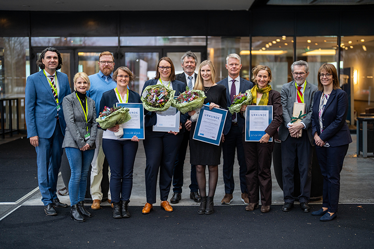 v.l.: Prof. Dr. Meyer-Lückel (Jury/J), Werner (Wrigley), Dr. Rath (J), PD Dr. Holtfreter (Preis/P), Dr. Hillebrecht (SP), Prof. Dr. Klimek (J), Dr. Aurin (SP), Prof. Dr. Haak (J), Dipl. oec. troph. Hahne (P), Prof. Dr. Geurtsen (J), Prof. Dr. Wiegand (J)