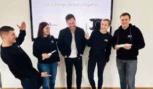 v.l.n.r.: Ricardo Bell (Geschäftsführer), Annika Raudßus (Betriebsleitung), Lukas Jakob (3shape Sales
Manager), Lisa Gniesmer (3shape Supervisor bei CADSPEED), Martin Melzel (Betriebsleitung).
