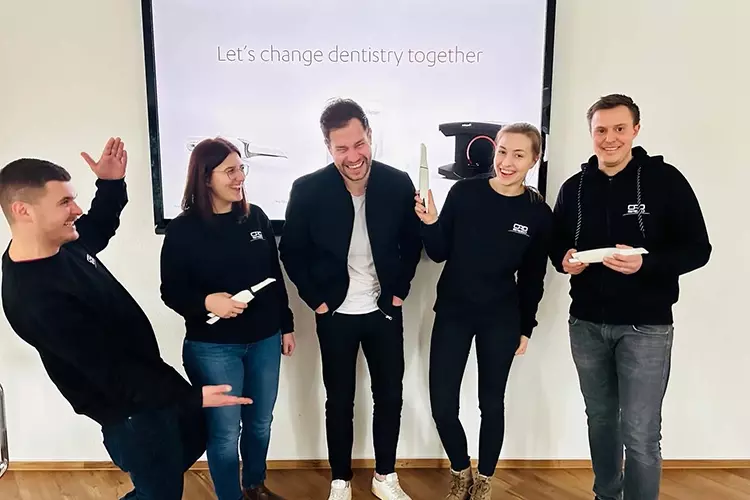 v.l.n.r.: Ricardo Bell (Geschäftsführer), Annika Raudßus (Betriebsleitung), Lukas Jakob (3shape Sales
Manager), Lisa Gniesmer (3shape Supervisor bei CADSPEED), Martin Melzel (Betriebsleitung).