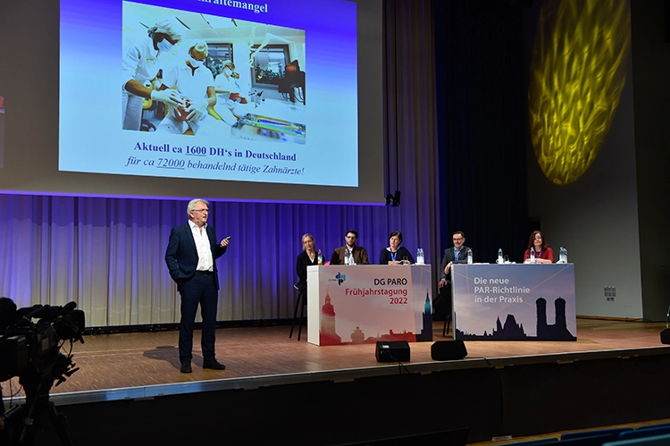 Prof. Dr. Johannes Einwag spricht auf der Frühjahrstagung der DG PARO zum Thema „DentalhygienikerInnen – ein Beruf mit Zukunft?“
