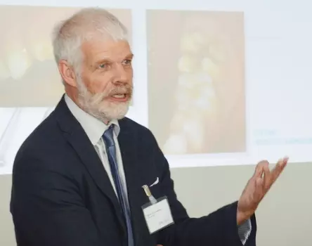 Beiratsmitglied des SIZ, Prof. Dr. Ulrich Schiffner, stelle die Angebote der Aus- und Weiterbildung vor.