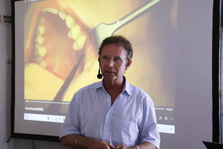 Prof. Dr. Dr. med. Knut A. Grötz vermittelt praxisnahes Wissen.