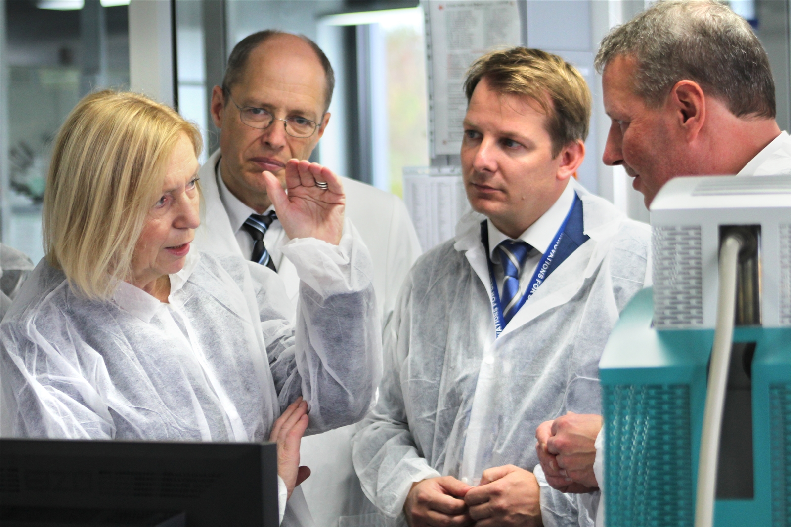 Prof. Dr. Johanna Wanka (Bundesministerin für Bildung und Forschung) mit Manfred Thomas Plaumann (Mitglied der Geschäftsleitung, VOCO), Thiemo Röhler (Landtagsabgeordneter, CDU) und Prof. Dr. Reinhard Maletz in der Abteilung Forschung und Entwicklung.