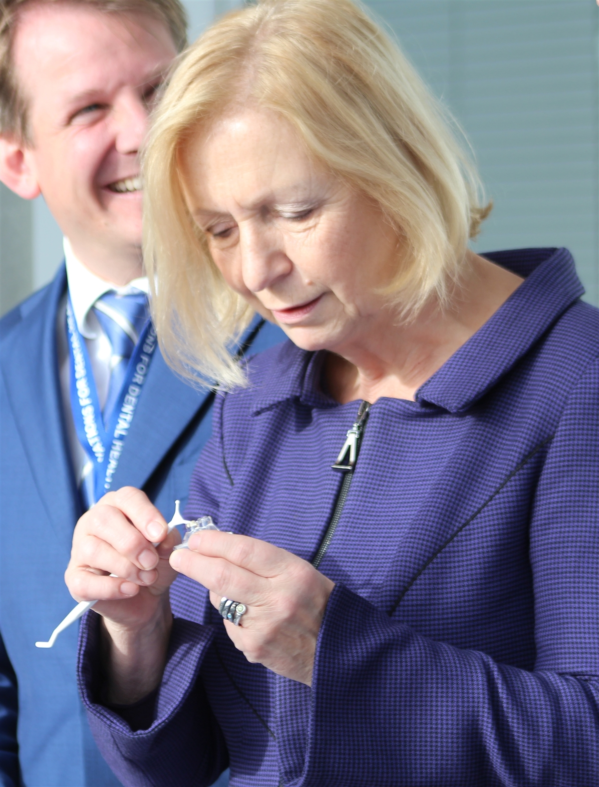 Bundesforschungsministerin Prof. Dr. Johanna Wanka appliziert das Nano-Hybrid-ORMOCER® Füllungsmaterial Admira Fusion (VOCO) in eine Plastikkavität.