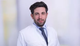 Prof. Dr. Fabian Cieplik leitet seit Januar 2024 die Klinik für Zahnerhaltungskunde und Parodontologie des Universitätsklinikums Freiburg.