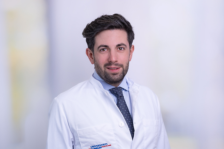 Prof. Dr. Fabian Cieplik leitet seit Januar 2024 die Klinik für Zahnerhaltungskunde und Parodontologie des Universitätsklinikums Freiburg.