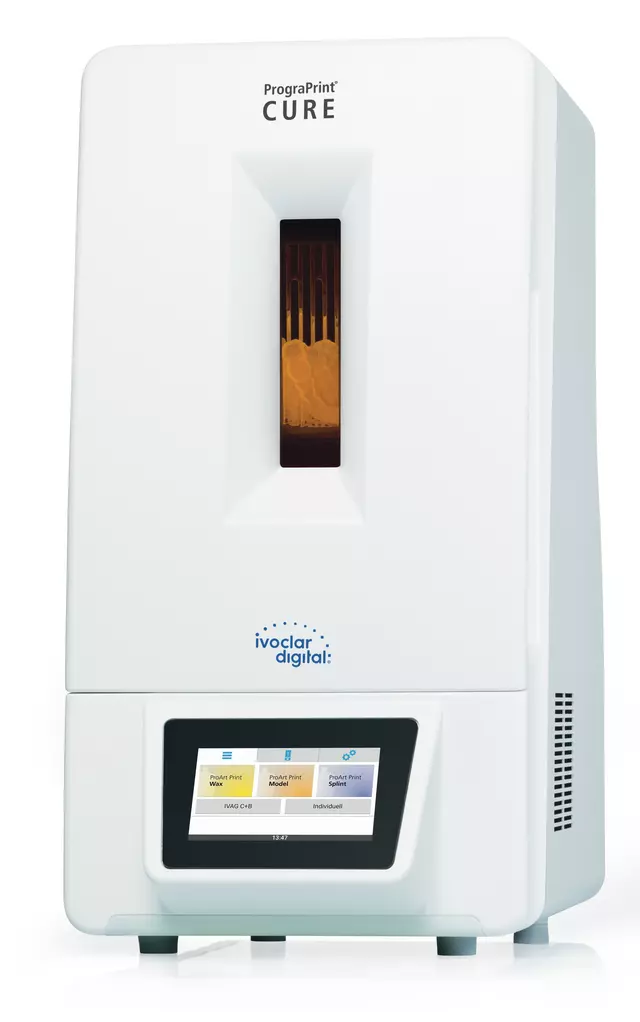 Die Nachbelichtung erfolgt mit dem Lichthärtegerät PrograPrint Cure. © Ivoclar Vivadent