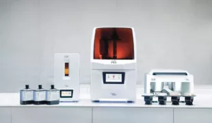 Das PrograPrint-System besteht aus Software, Materialien sowie Geräten für Druck, Reinigung und Nachbelichtung.