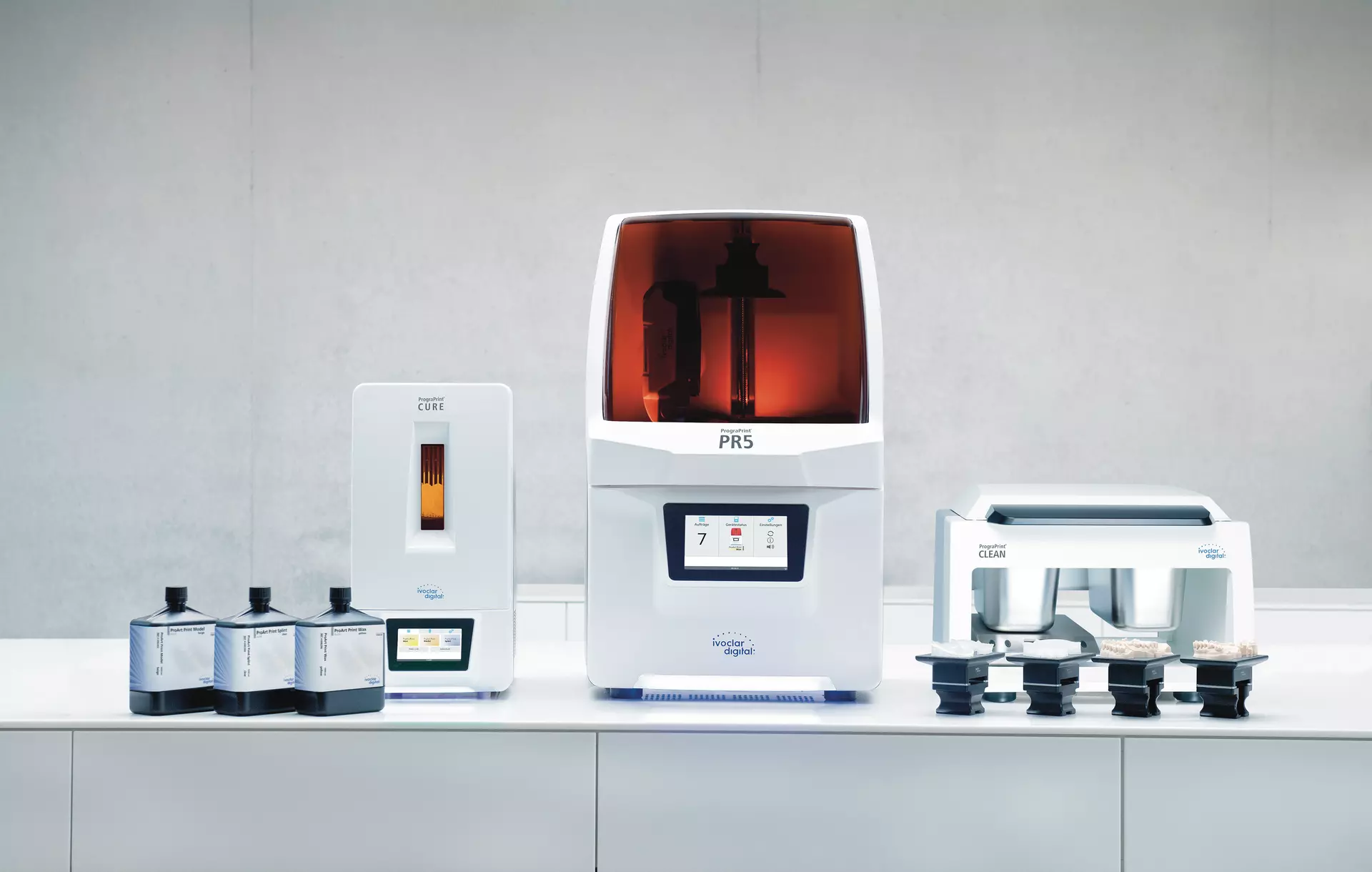 Das PrograPrint-System besteht aus Software, Materialien sowie Geräten für Druck, Reinigung und Nachbelichtung.