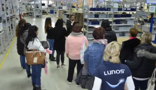 Bei einer Werksführung hatten die Teilnehmer Gelegenheit, einen Blick hinter die Kulissen von Dürr Dental zu werfen.