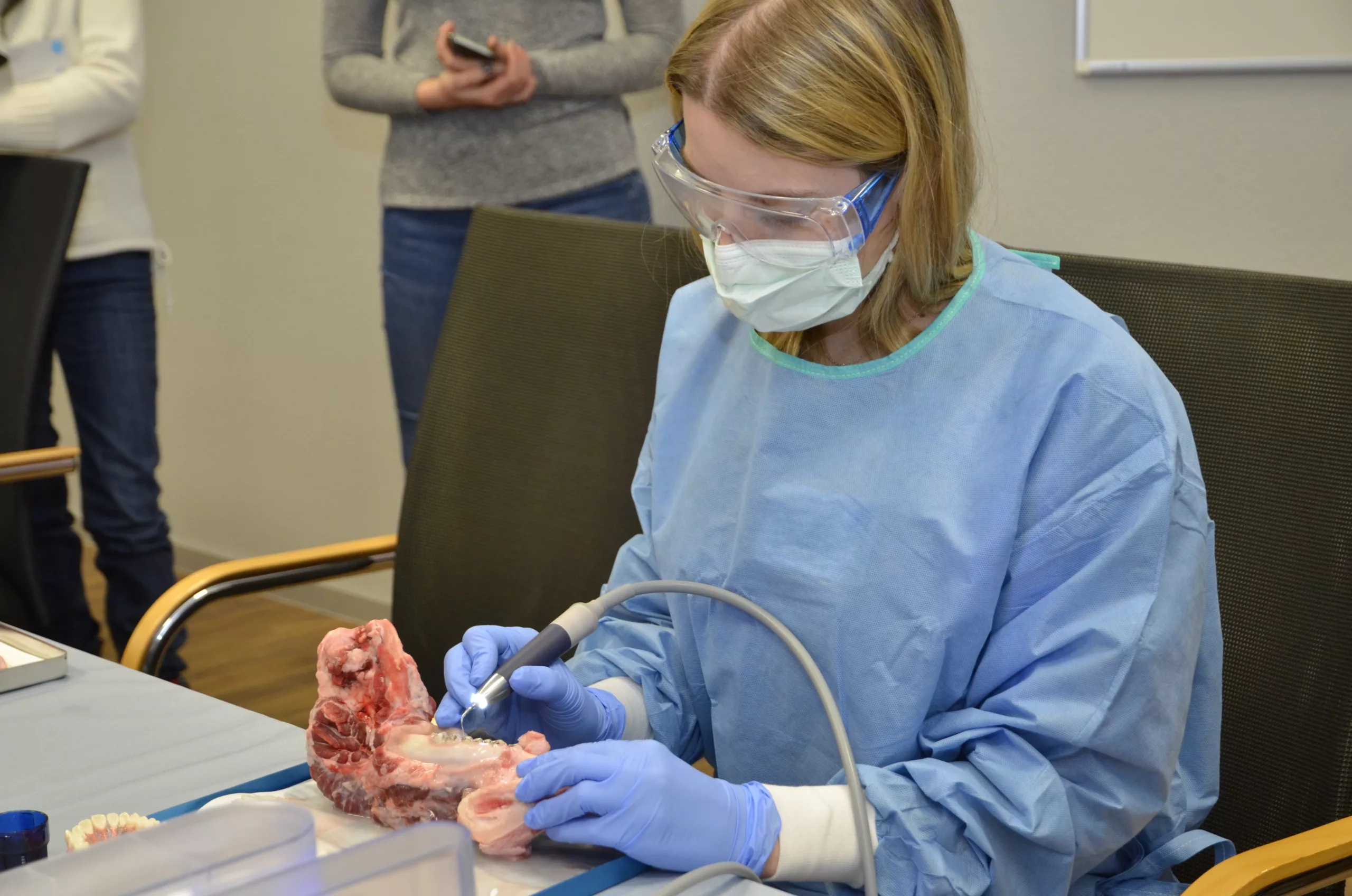 Im praktischen Training hatten die Teilnehmer die Möglichkeit, selbst Hand anzulegen z. B. mit dem Vector® Scaler von Dürr Dental.