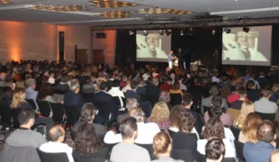 500 Teilnehmer erlebten beim 21. Prothetik Symposium live zwei Zahnarzt-Sitzungen mit dem Resultat einer eingesetzten fertig gefrästen herausnehmbaren Versorgung – und das innerhalb von sechs Stunden.