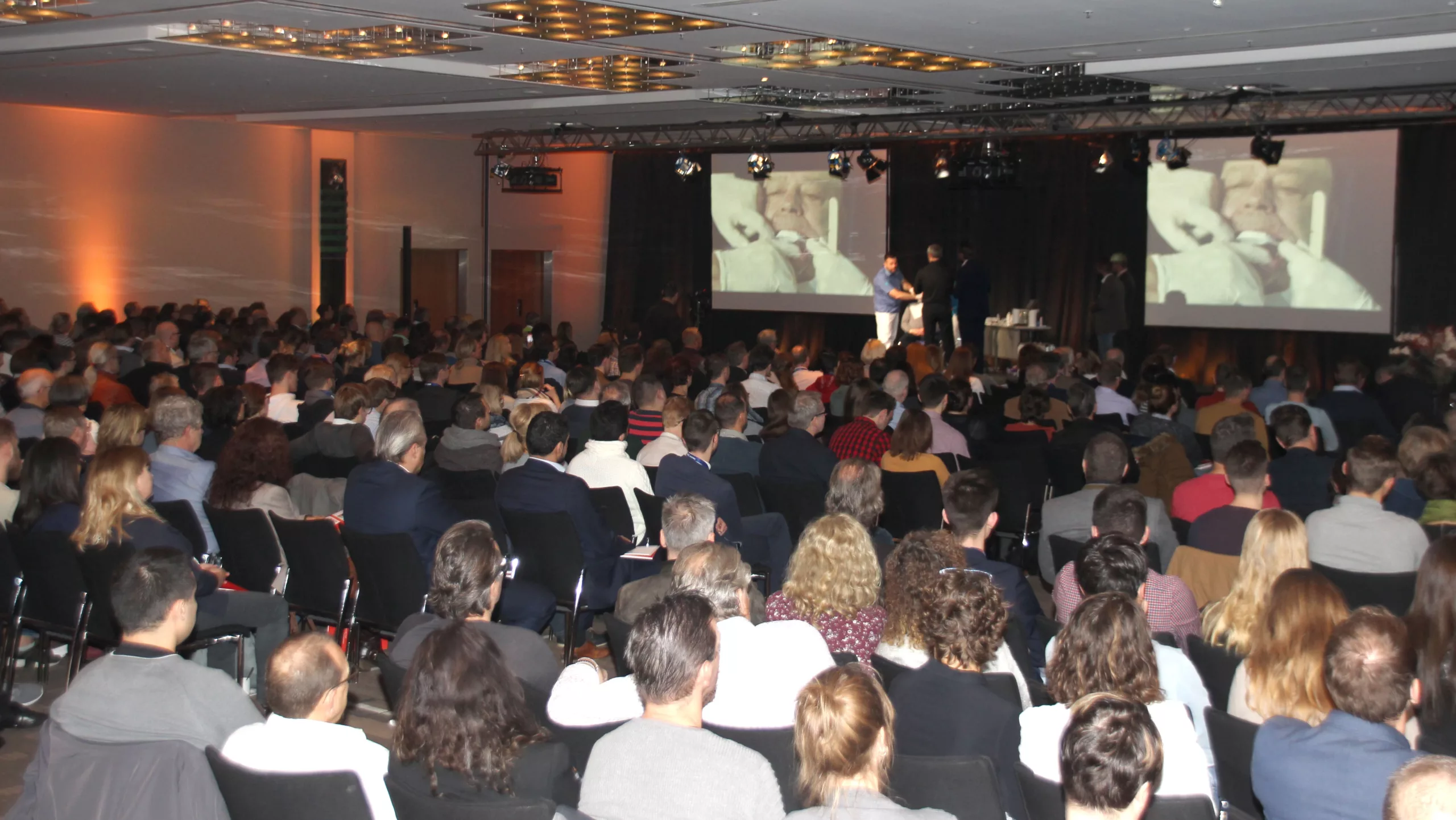 500 Teilnehmer erlebten beim 21. Prothetik Symposium live zwei Zahnarzt-Sitzungen mit dem Resultat einer eingesetzten fertig gefrästen herausnehmbaren Versorgung – und das innerhalb von sechs Stunden.