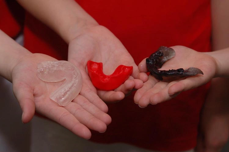 Klassiker wie Hockey, Kampfsport und Reiten, aber auch die Trendsportarten Inlineskating, Skateboarding und die extremeren Formen des Mountainbiking bergen ein hohes Risiko für Zahnverletzungen. Rund 80% der Unfälle betreffen die oberen Schneidezähne.