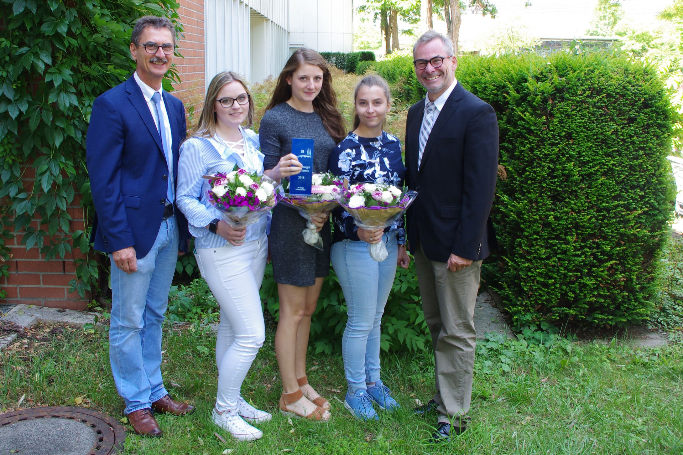 V. l.: Studiendirektor Alfons Koller, die Zweitplatzierte Julia Schultheiß, Wettbewerbssiegerin Lisa Freihart, die Drittplatzierte Larissa Eiban und ZTM Robert Malik.