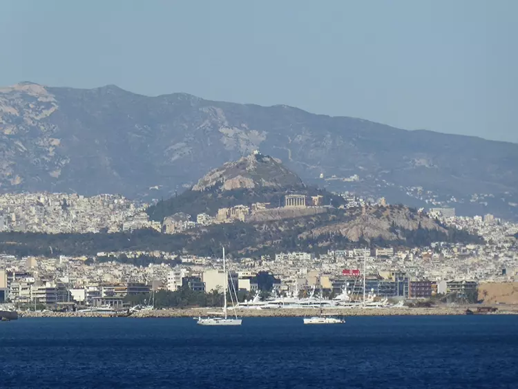 Blick von der Callisto beim Auslaufen auf die Akropolis, Lykabettos und Hymett.