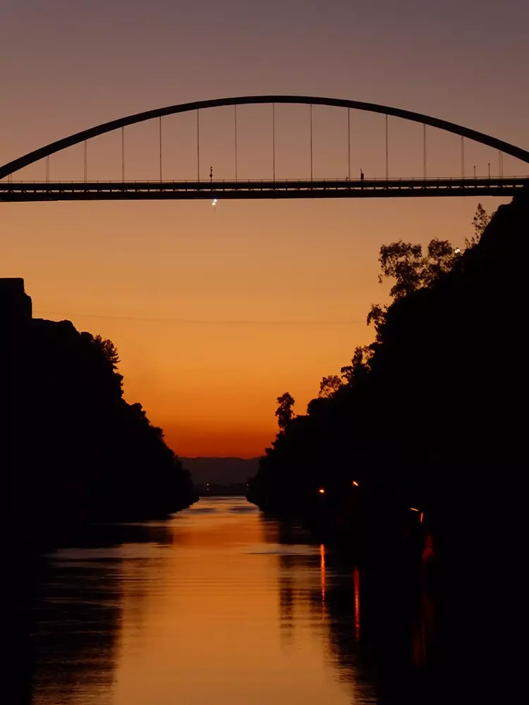 Durch den Kanal durch Korinth im Abendlich.