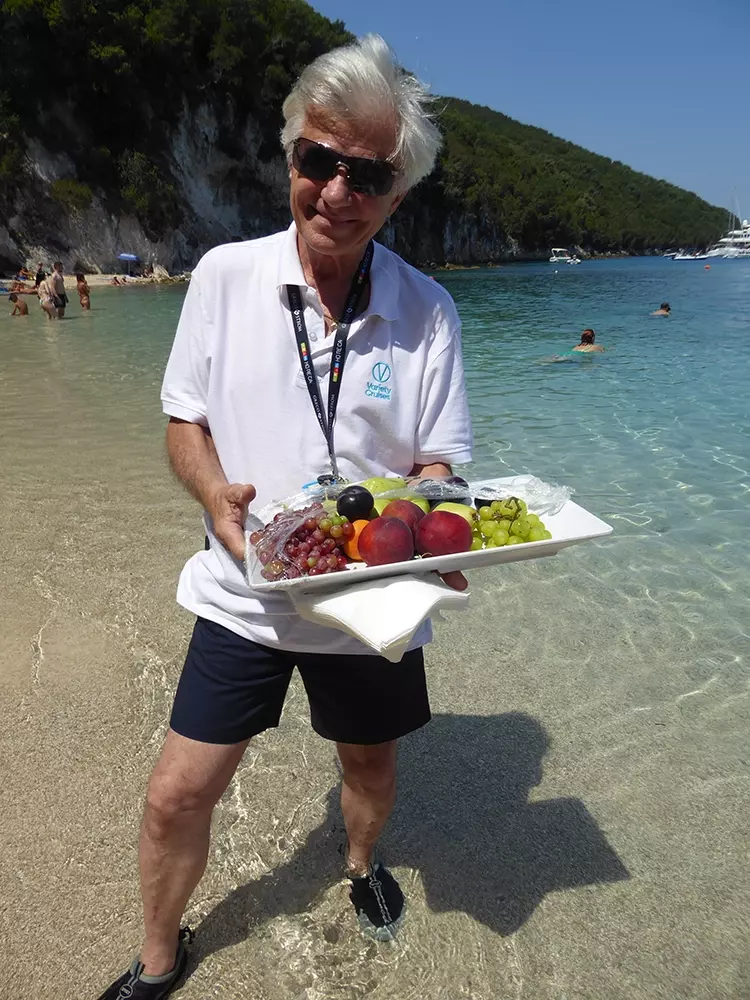 Hotelmanager Georgos versorgt uns am Strand mit frischem Obst.