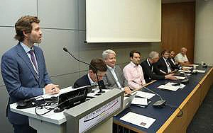 Gründungsversammlung des AK AIDM in Frankfurt/Main:
Stehend der neugewählte erste Vorsitzende, Prof. Dr. Falk Schwendicke.