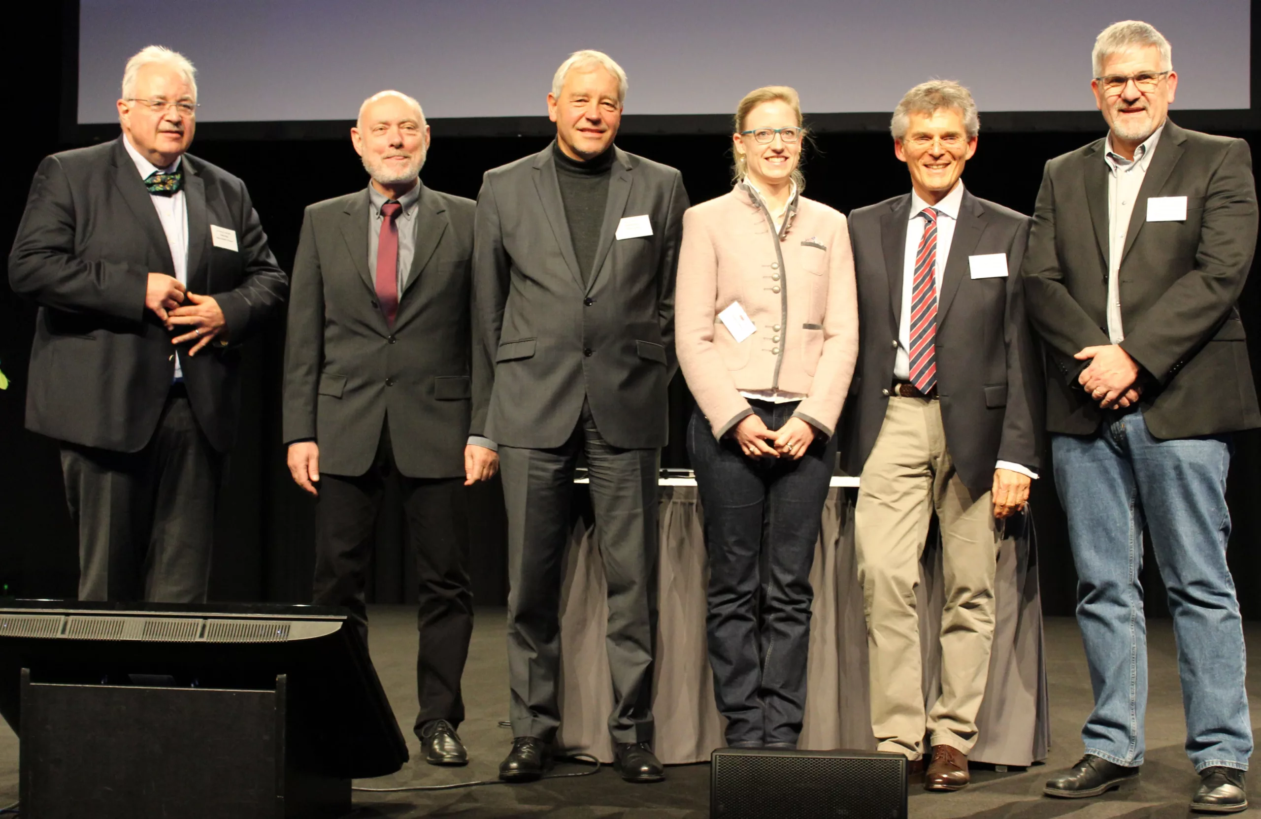 Die Referenten v.l.: Prof. Dr. Stefan Kopp, Prof. Dr. Olaf Winzen, Prof. Dr. Dr. Thomas C.G. Bosch, Wiebke Volkmann der Firma hypo-A, Dr. Heinz-Peter Olbertz und Prof. Dr. Claus M. Passreiter.  Es fehlt auf dem Bild Dr. Hermann Kruse.