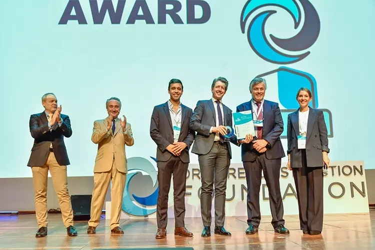 Von links nach rechts: Dr. Martin Schuler (Geschäftsführer der OR Foundation), Dr. Luca Cordaro, Präsident der OR Foundation und Kongressvorsitzender), Prof. Fernando Guerra (Universität Coimbra, Preiskomitee), Dr. Florian Kernen (Preisträger des Forschungspreises), Dr. João Pitta und Dr. Ana Torres (Preiskomitee).
