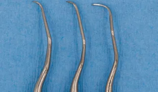Abb. 1: „Mikro-Mini-Five“-, „Mini-Five“- und Standard-Gracey-Küretten. Zu beachten ist auch der längere 1er-Schaft der grazileren Versionen.