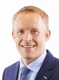 Robert Woolley ist 43 Jahre alt und amerikanischer Staatsbürger; er hat einen MBA der Harvard Business School sowie einen BSc in Maschinenbau der Brigham Young University.
