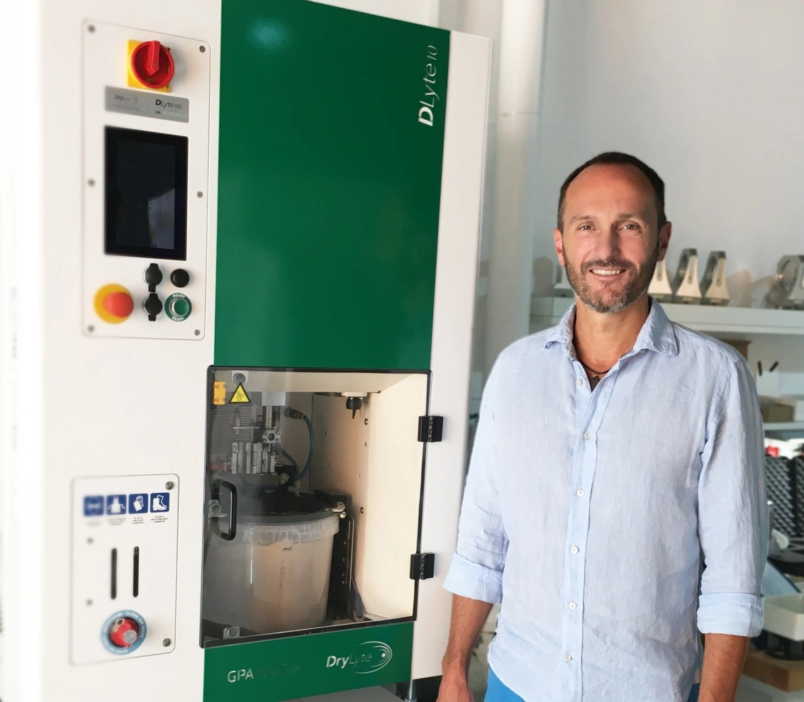 „Das automatische Polieren ist eine optimale Ergänzung unseres Dienstleistungsangebots und erspart unseren Kunden die monotone und kostenintensive Handarbeit bei konstant hoher Qualität“, berichtet Geschäftsführer Ralph Ziereis. Durch den Einsatz der DLyte 10D kann die Bearbeitungszeit, je nach Applikation, um bis zu 80 % im Vergleich zur Handarbeit reduziert werden.