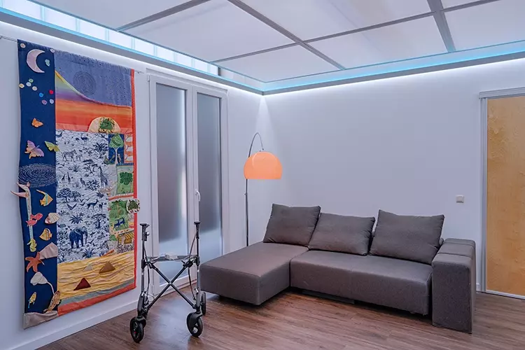 Abb. 1a: Das Bremen Ambient Assisted Living Lab:
eine instrumentierte Musterwohnung mit technischen
Assistenzsystemen für Menschen mit körperlichen
oder geistigen Einschränkungen mit … 
a) Wohnzimmer.
