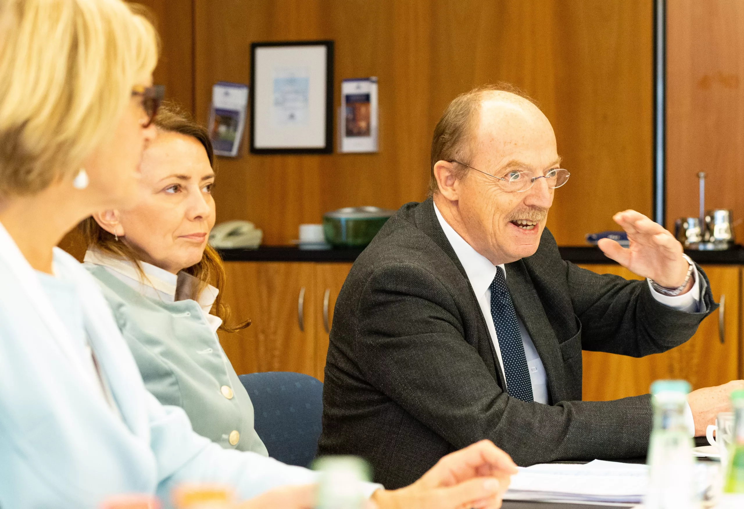 Abb. 2: Prof. Dr. Ulrich Schlagenhauf (r.) stellte beim Pressegespräch der DG PARO die Leitlinie zur „Adjuvanten systemischen Antibiotikagabe bei subgingivaler Instrumentierung im Rahmen der systematischen Parodontitistherapie“ vor.