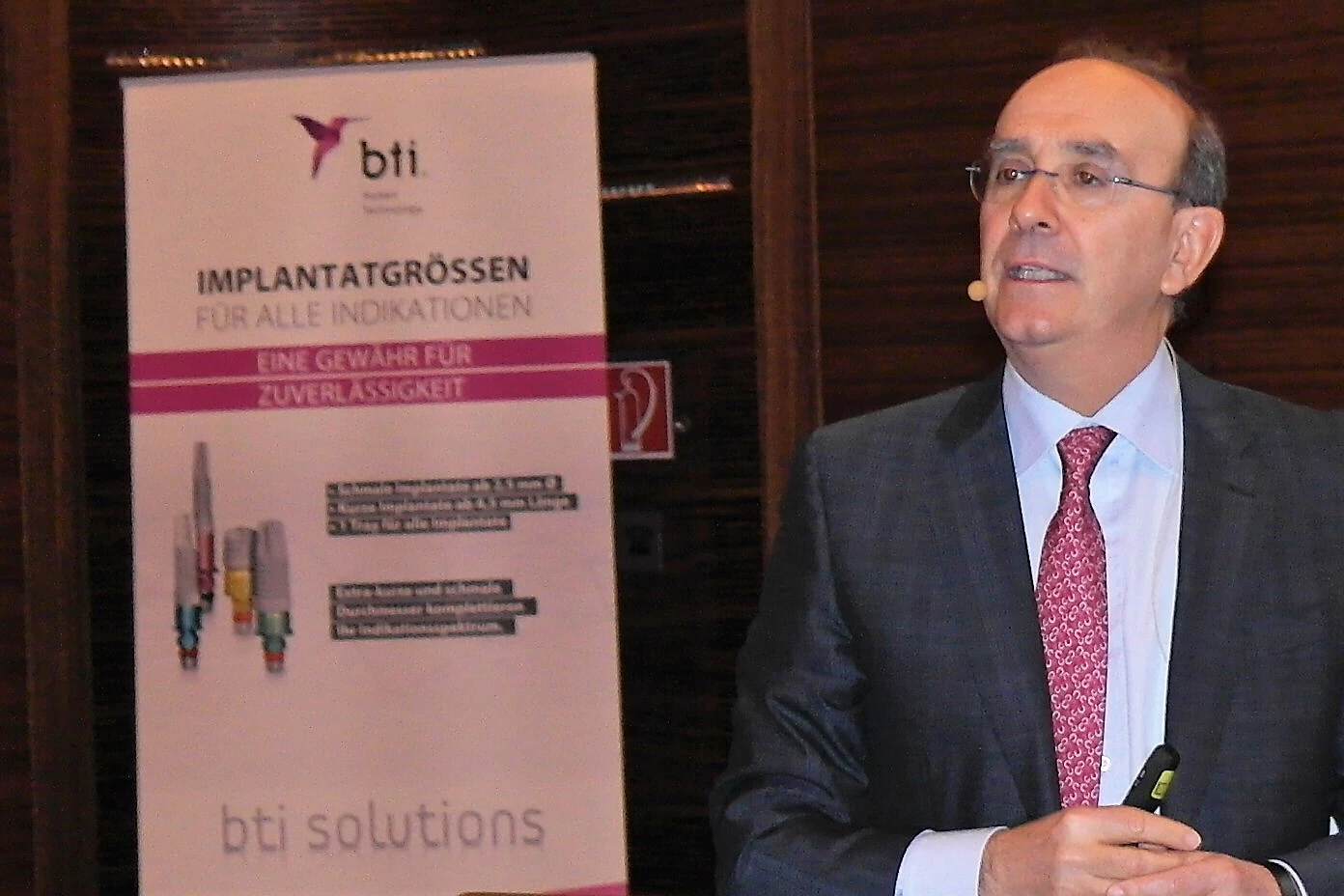 Dr. Eduardo Anitua, Zahnarzt und Inhaber von BTI Biotechnology Institute, erläuterte wissenschaftlich fundiert Lösungskonzepte für schmale Kiefer mit durchmesserreduzierten Implantaten..