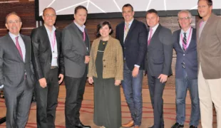 Die Referenten des 4. BTI Day (v.l.): Dr. Eduardo Anitua, Inhaber von BTI; Dr. Jörg Brachwitz, Moderator; Dr. Dirk Duddeck; Aintzane Torre; Dr. Christoph Wenninger; Andreas Nowak, BTI Country Manager DACH; Prof. Dr. Joachim Herrmann und Prof. Dr. Dr. Ral