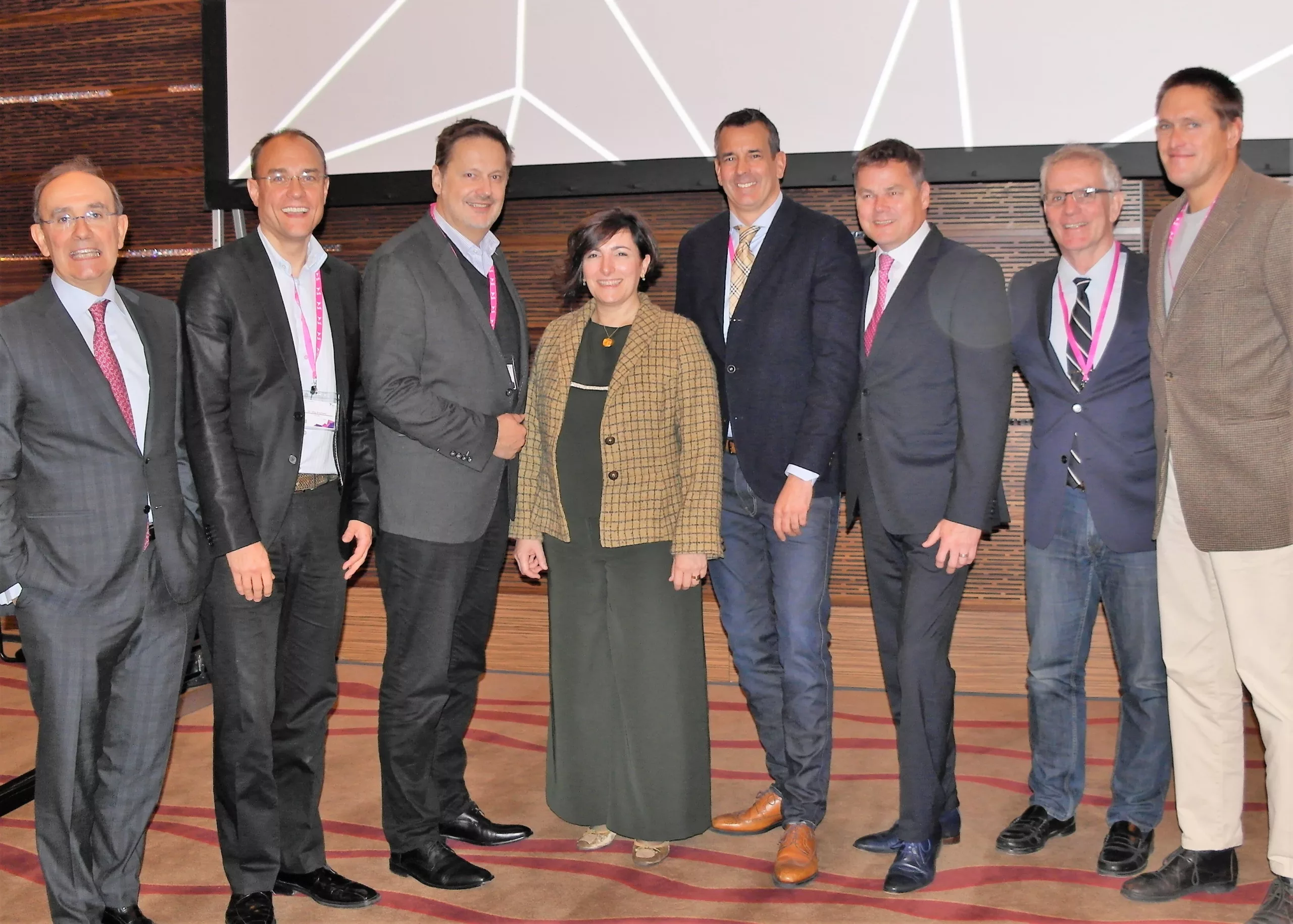 Die Referenten des 4. BTI Day (v.l.): Dr. Eduardo Anitua, Inhaber von BTI; Dr. Jörg Brachwitz, Moderator; Dr. Dirk Duddeck; Aintzane Torre; Dr. Christoph Wenninger; Andreas Nowak, BTI Country Manager DACH; Prof. Dr. Joachim Herrmann und Prof. Dr. Dr. Ral