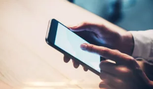 Ein separates WLAN-System bietet nicht nur den Schutz von Patientendaten, sondern hilft dabei, das Praxismanagement effizienter zu gestalten. Zusätzlicher Nutzen: Es erlaubt Medizinern, in sozialen Medien rechtssicher zu werben.