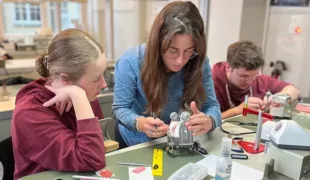 Deborah Sommer, der neue Teacher an der SSOP, verstärkt die Präsenz in der Schweiz und möchte in ihren Kursen Zahntechniker und Lernende für die Prothetik begeistern.