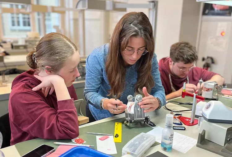 Deborah Sommer, der neue Teacher an der SSOP, verstärkt die Präsenz in der Schweiz und möchte in ihren Kursen Zahntechniker und Lernende für die Prothetik begeistern.