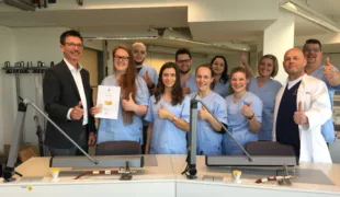 Lena Humperdinck erhält ihren Preis im Kreis der Meisterschüler an der Meisterschule in Köln von Außendienstmitarbeiter Volker Specht überreicht. Traditionell pflegt C.HAFNER gute Beziehungen zur Kölner Meisterschule.