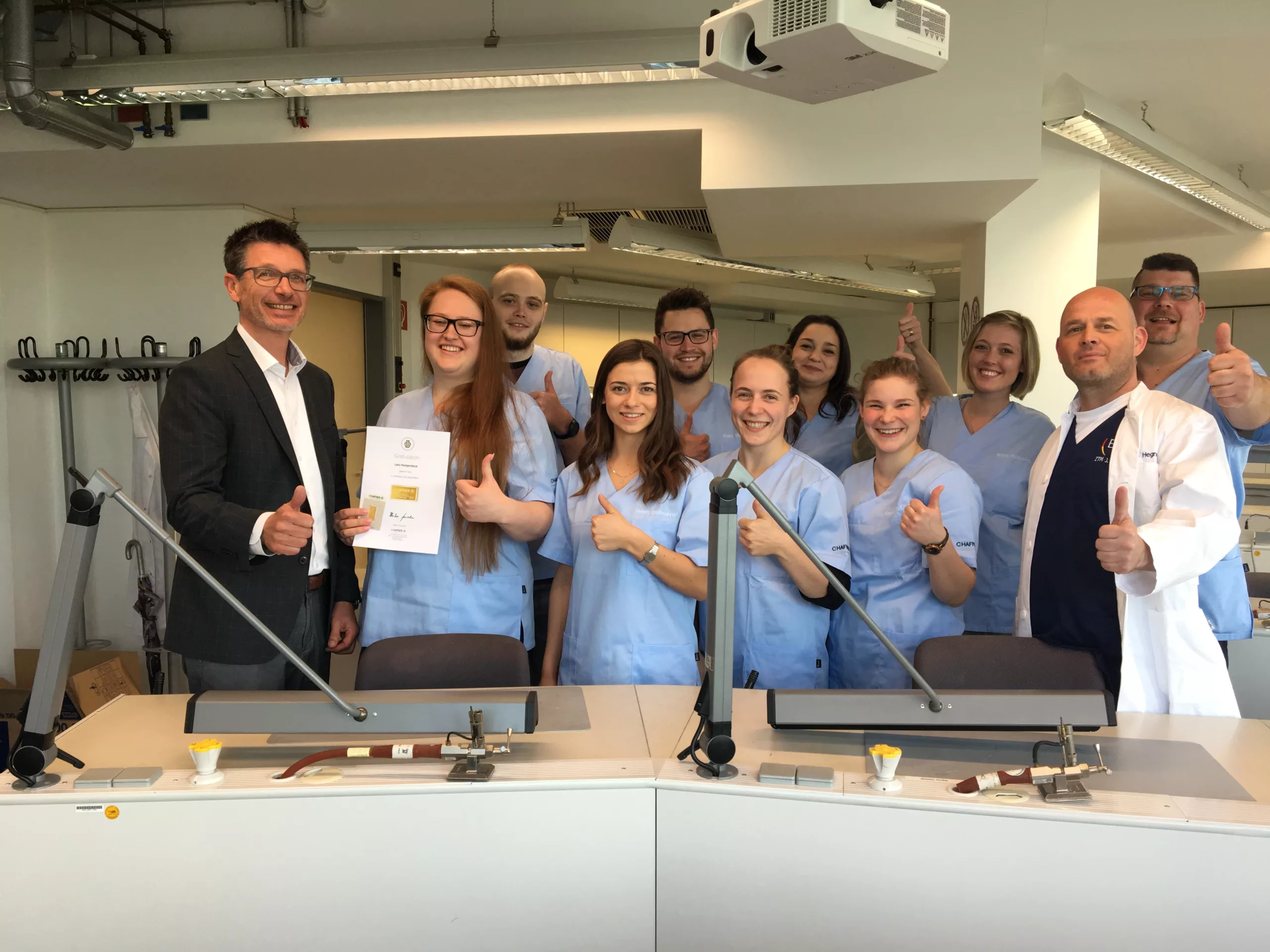 Lena Humperdinck erhält ihren Preis im Kreis der Meisterschüler an der Meisterschule in Köln von Außendienstmitarbeiter Volker Specht überreicht. Traditionell pflegt C.HAFNER gute Beziehungen zur Kölner Meisterschule.