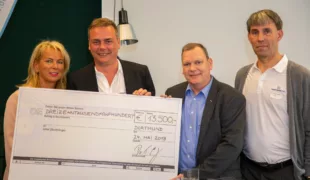 Die stolze Summe von 13.500 Euro für die Abteilung behindertenorientierte Zahnmedizin der Uni Witten-Herdecke nahmen Leslie Crawford (zw.v.r.) und Dr. Frank Tolsdorf (zw.v.l) entgegen.