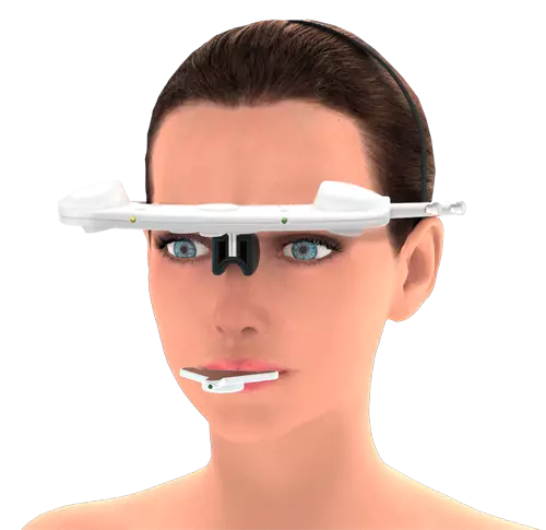 Einfach aufsetzen wie eine Brille – der Gesichtbogen verfügt über gepolsterte Abstützflächen und ein über den Kopf geführtes Abstützband.
