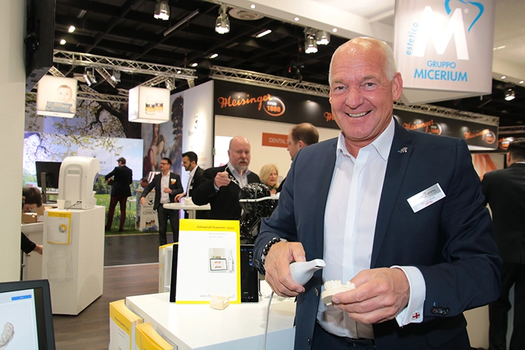 Michael Stock (Vertriebsleiter Schütz Dental) freut sich auf Networking. Partnership. Success. – sowohl vor Ort in Köln als auch online auf der IDS 2021.