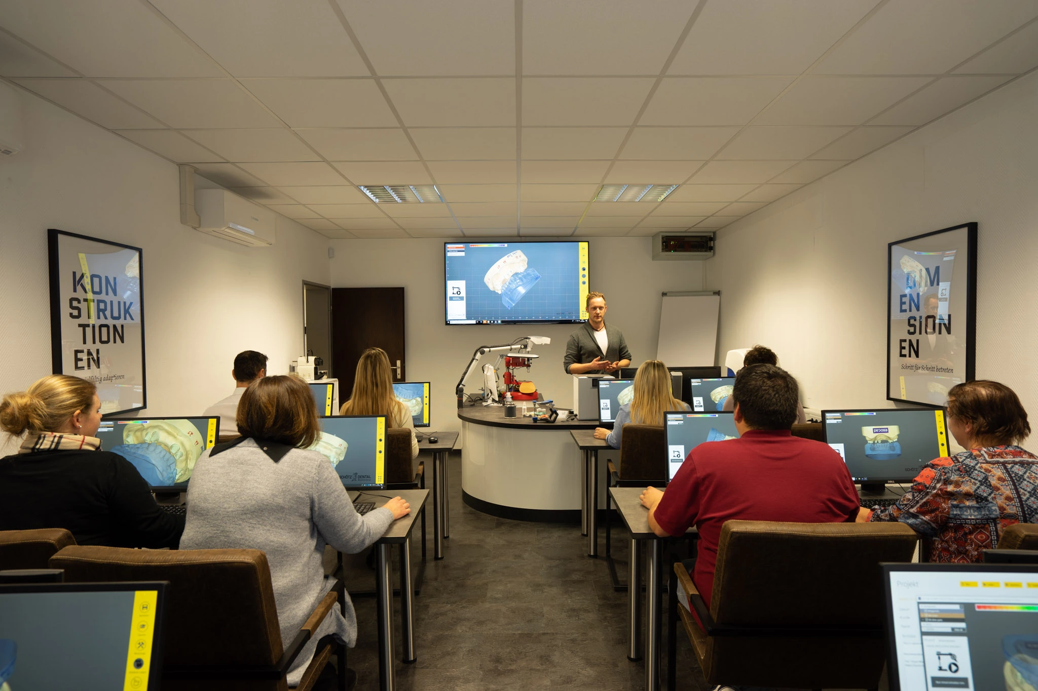 Digital affine Zahntechnikerinnen und Zahntechniker nutzen die perfekt ausgestattete HD ACADEMY, um ihr digitales Wissen auszubauen. Jedem Teilnehmer steht ein eigener Arbeitsplatz mit PC zur Verfügung.