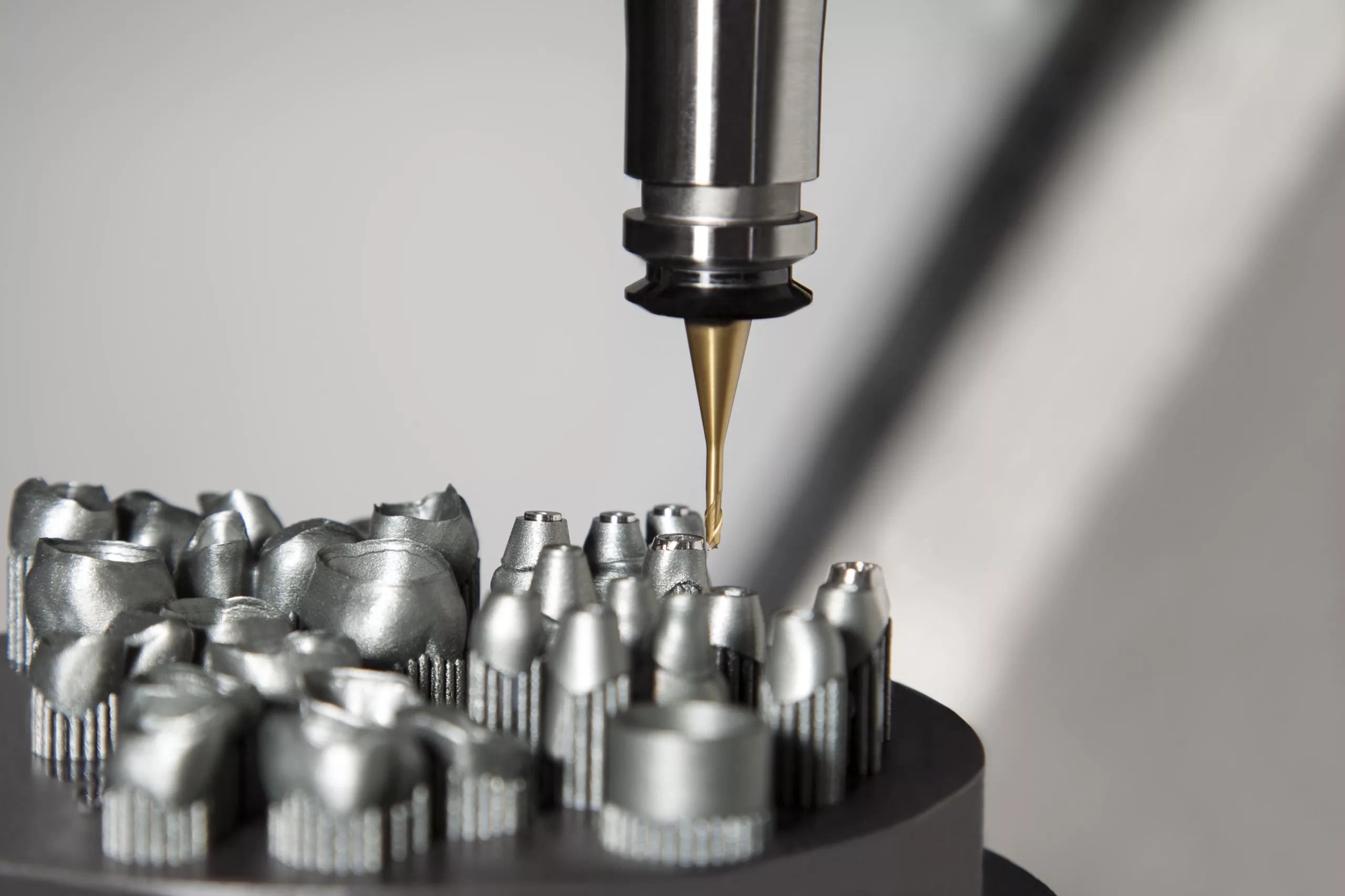 Abb. 9: Die Hybridfertigung, also die Kombination aus additiven und subtraktiven Verfahren, wird zukünftig zunehmend an Bedeutung gewinnen, da man dabei die Vorteile beider Technologien intelligent verknüpfen kann.