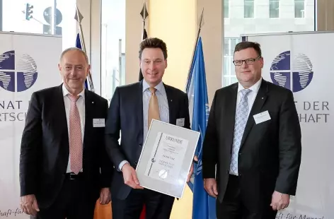 Prof. Dr. Dr. Franz Josef Radermacher, 67, Präsident des Senats (links) und Markus Niedermayer, 54, Vizepräsident des Senats (rechts), überreichten Daniel Denecke, MSc, 42, Gründer und geschäftsführender Gesellschafter der Praxisklinik denecke zahnm