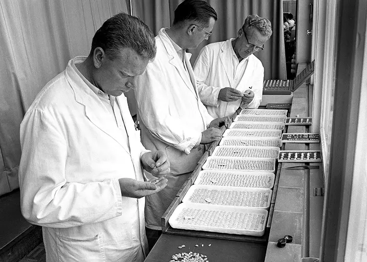 Zeitreise: Im Bild die visuelle Qualitätskontrolle von Keramikzähnen nach dem Schlussbrand in der einstigen Zahnfabrik.