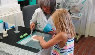 Wenn es eng wird mit der Kinderbetreuung, weil Termine nicht aufgeschoben werden können, dann dürfen die Jüngsten mit in die Shera kommen. So auch die 10jährige Summer, die dann gerne ZT Kerstin Koksch besucht und mit Shera-Produkten bastelt.