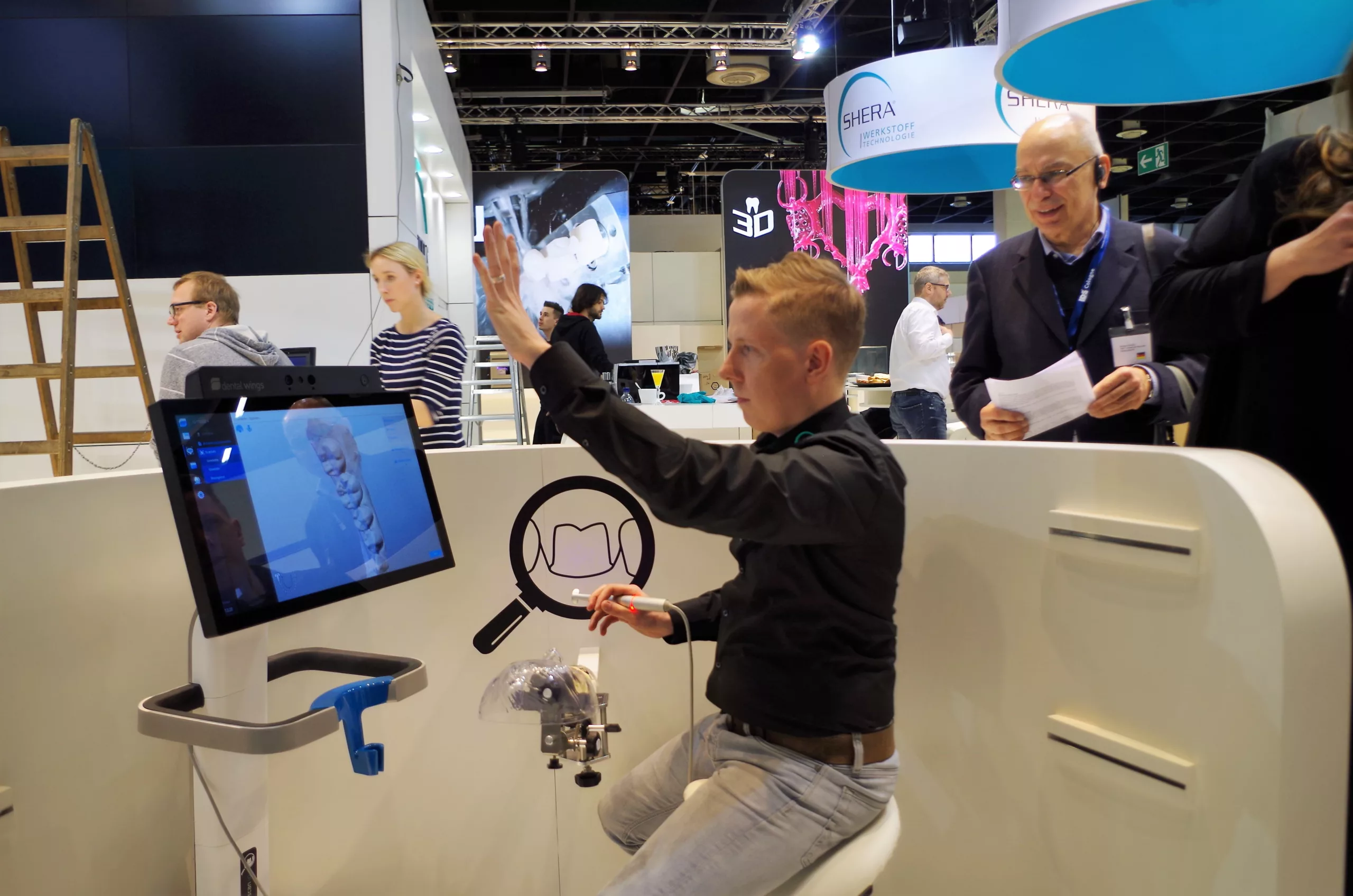 Intraoralscanner Sherascan io reagiert auf Gestik.