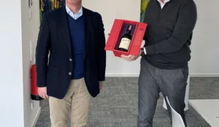 Links: Martin Hesselmann, Geschäftsführer
Rechts: ZTM Ingo Scholten, Leiter Produkt- & Projektmanagement
Als Geschenk bekam er eine Flasche „30 Jahre Single Malt Scotch Whisky von Glenfarclas“.